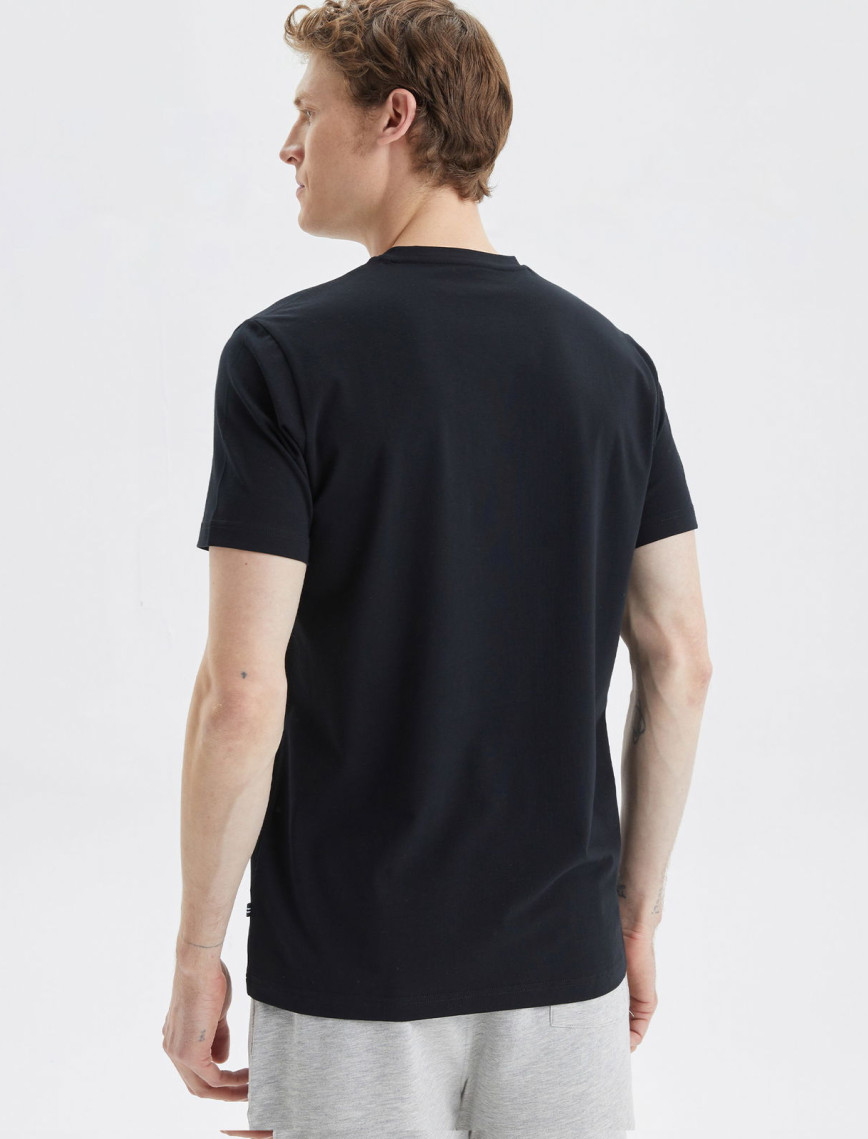 Nautica Erkek Siyah Standart Fit T-Shirt Nautica Erkek Siyah Standart Fit T-Shirt