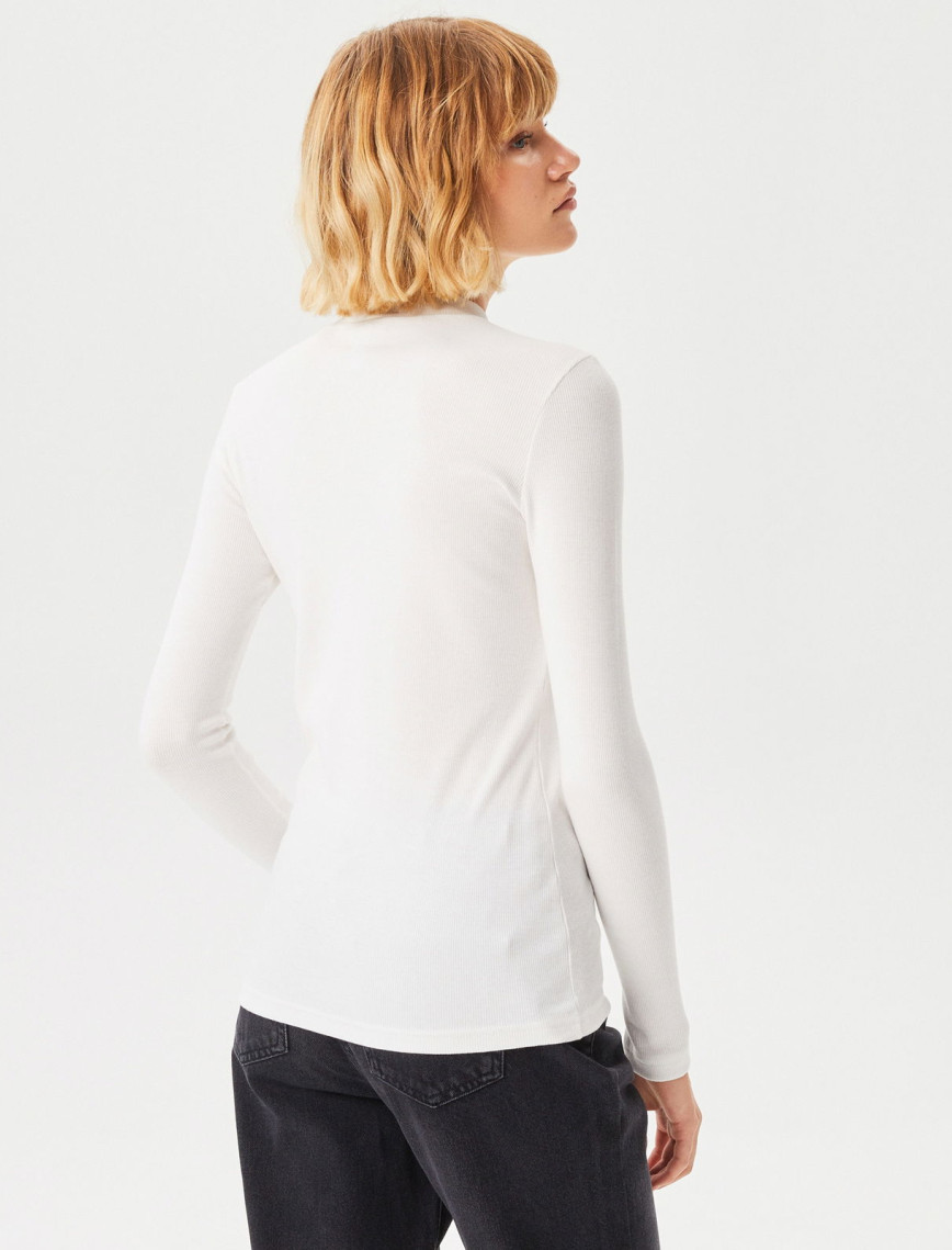 Lacoste Kadın Slim Fit Uzun Kollu Bisiklet Yaka Desenli Beyaz T-Shirt Lacoste Kadın Slim Fit Uzun Kollu Bisiklet Yaka Desenli Beyaz T-Shirt