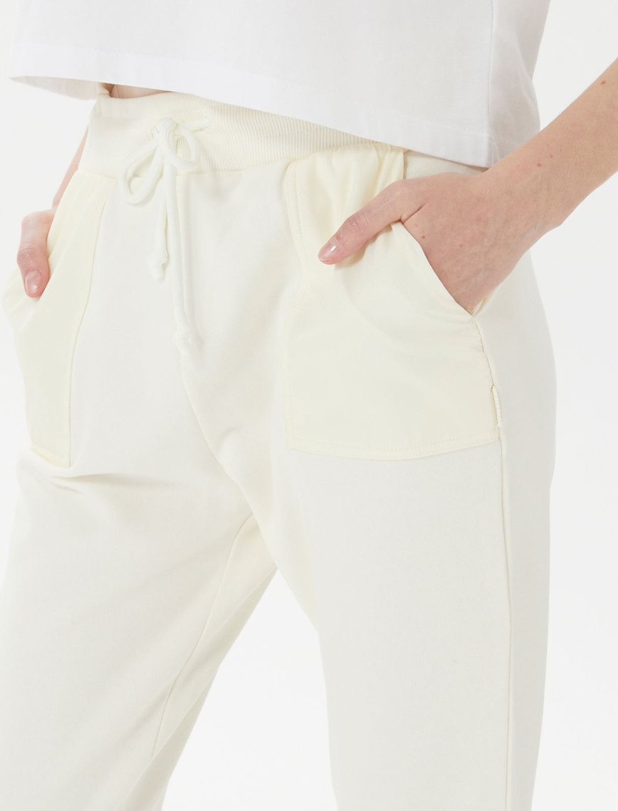 UNITED4 Classic Kadın Beyaz Eşofman Altı UNITED4 Classic Kadın Beyaz Eşofman Altı