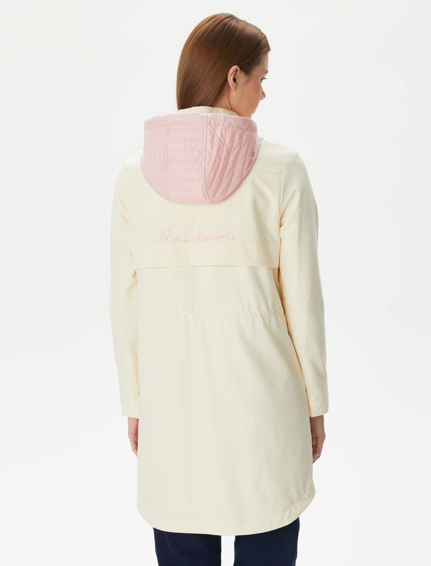 Lacoste Kadın Kapüşonlu Baskılı Beyaz Mont Lacoste Kadın Kapüşonlu Baskılı Beyaz Mont