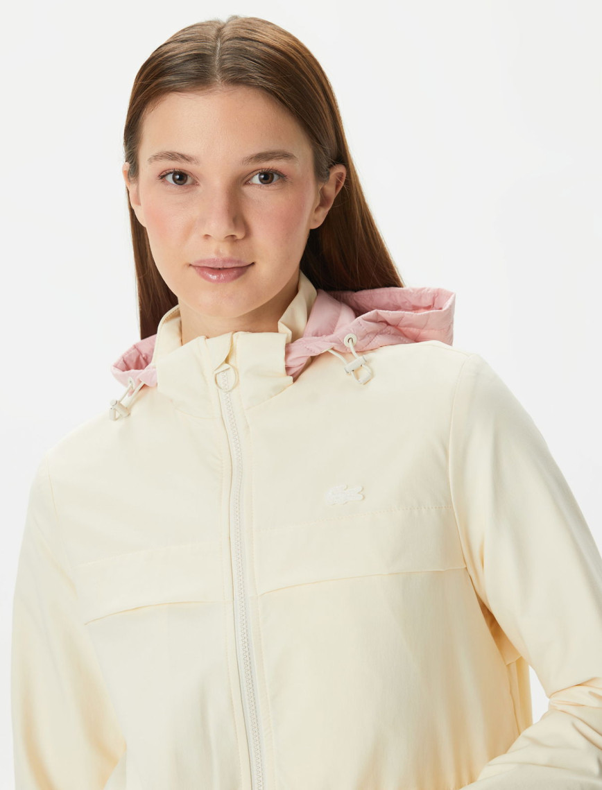 Lacoste Kadın Kapüşonlu Baskılı Beyaz Mont Lacoste Kadın Kapüşonlu Baskılı Beyaz Mont