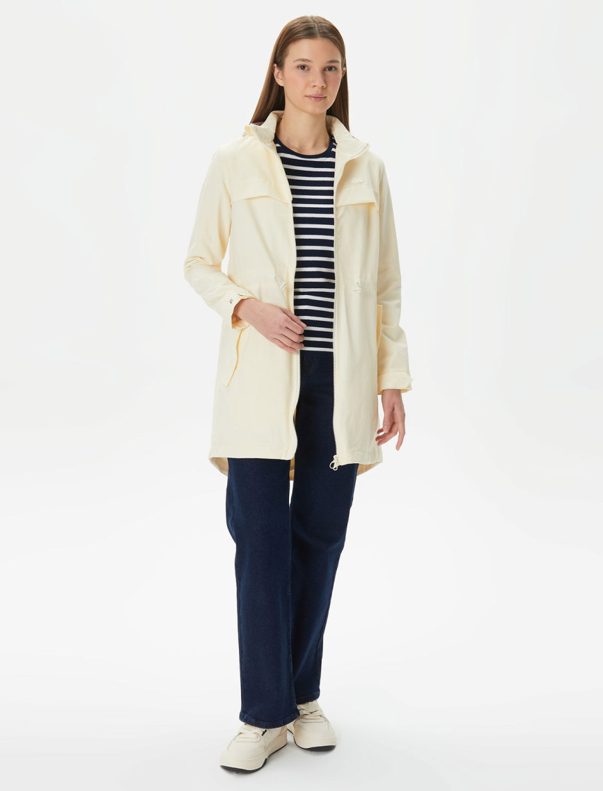 Lacoste Kadın Kapüşonlu Baskılı Beyaz Mont Lacoste Kadın Kapüşonlu Baskılı Beyaz Mont