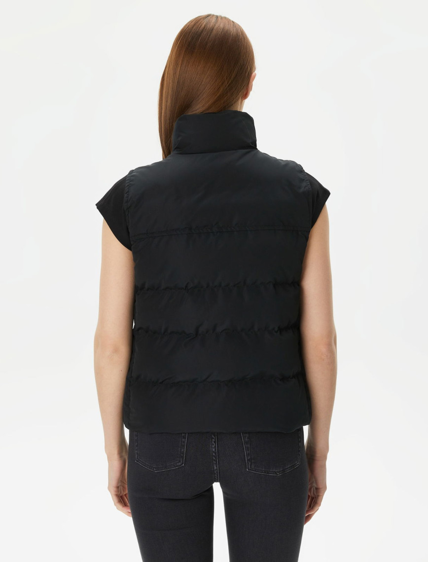 Lacoste Kadın Dik Yaka Kapitone Siyah Yelek Lacoste Kadın Dik Yaka Kapitone Siyah Yelek