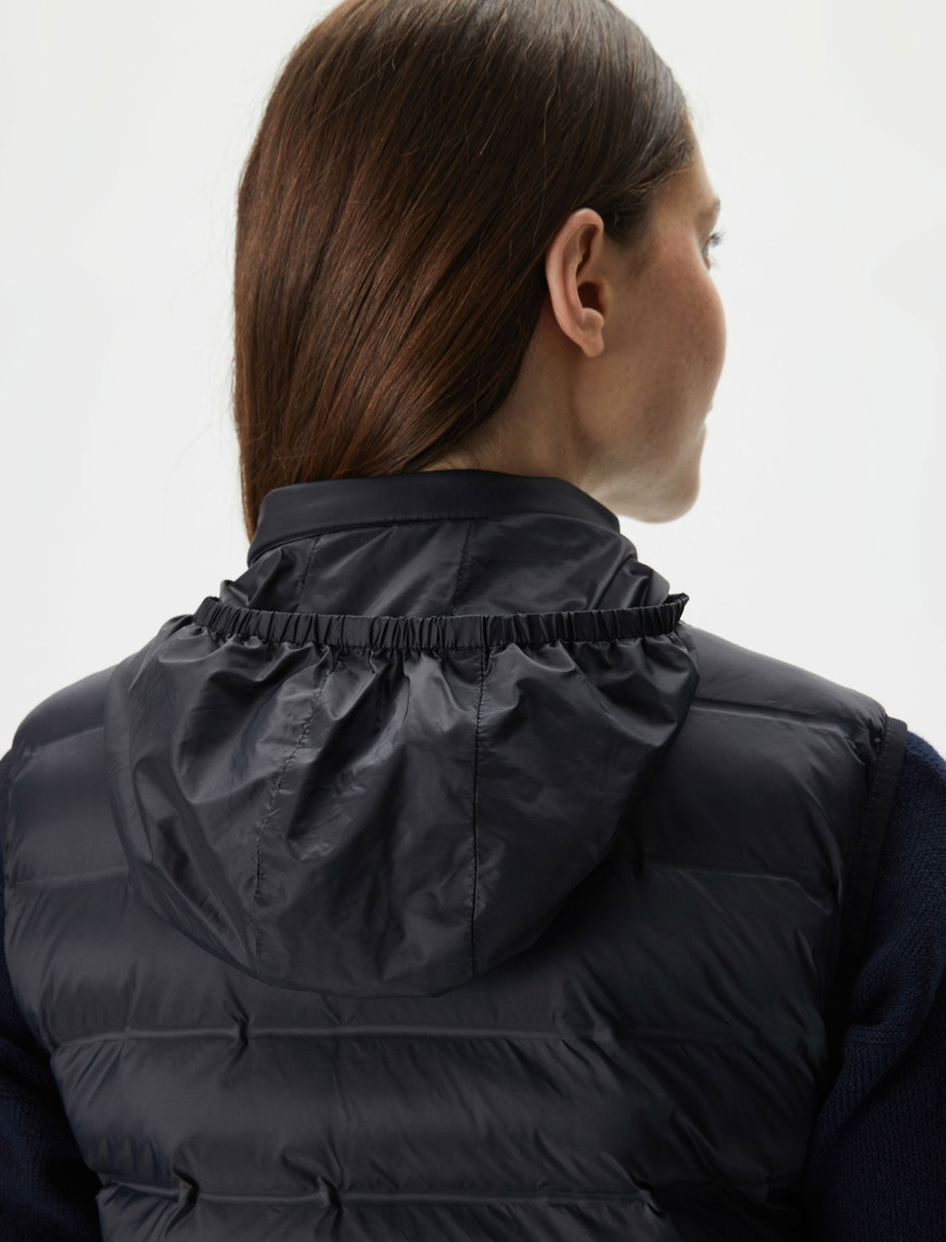 Lacoste Kadın Dik Yaka Kapitone Siyah Yelek Lacoste Kadın Dik Yaka Kapitone Siyah Yelek