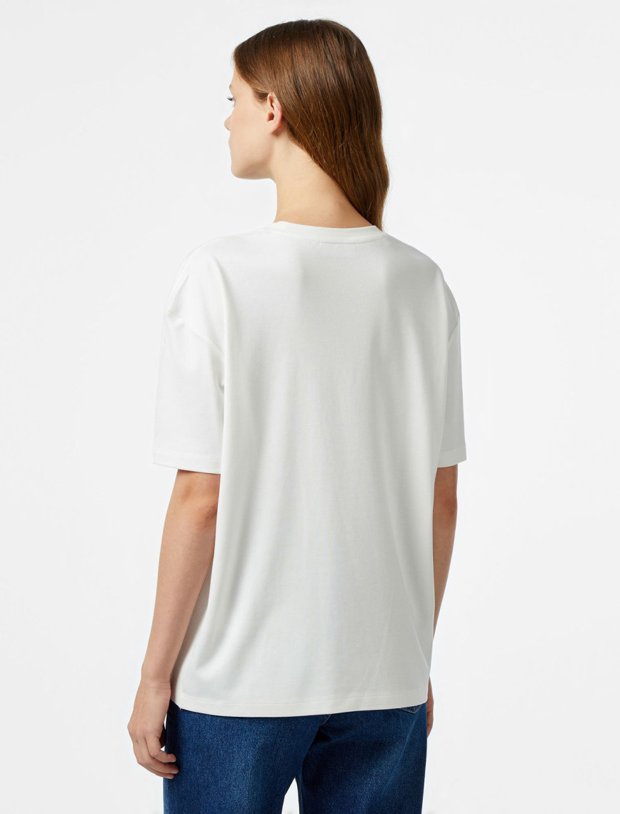 Lacoste Kadın Relaxed Fit Bisiklet Yaka Koyu Beyaz T-Shirt Lacoste Kadın Relaxed Fit Bisiklet Yaka Koyu Beyaz T-Shirt