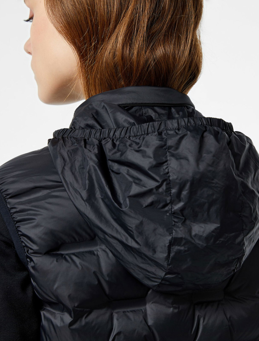 Lacoste Kadın Regular Fit Kapüşonlu Kapitone Siyah Yelek Lacoste Kadın Regular Fit Kapüşonlu Kapitone Siyah Yelek