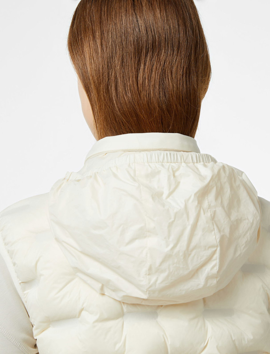 Lacoste Kadın Kapitone Regular Fit Kapüşonlu Beyaz Yelek Lacoste Kadın Kapitone Regular Fit Kapüşonlu Beyaz Yelek