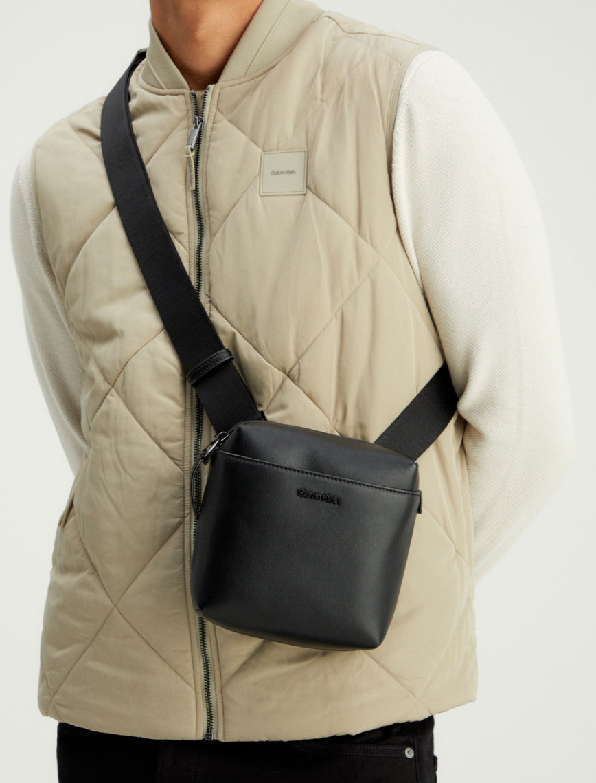 Calvin Klein Clean Essential Cube Reporter Erkek Siyah Çapraz Çanta Calvin Klein Clean Essential Cube Reporter Erkek Siyah Çapraz Çanta