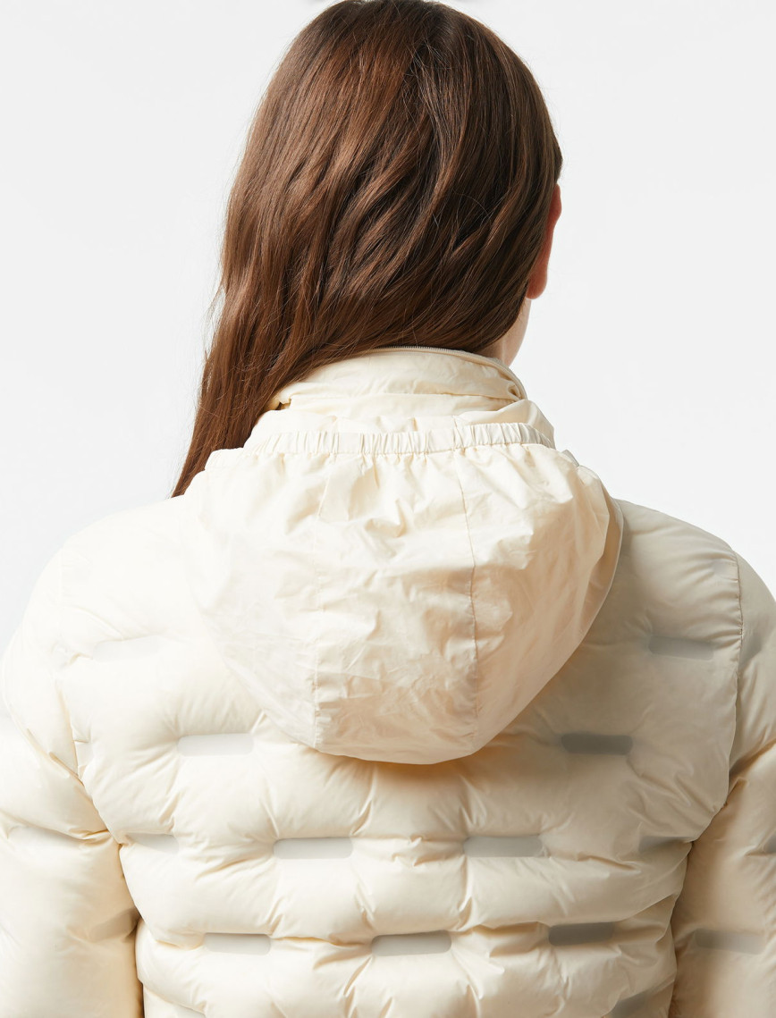 Lacoste Kadın Regular Fit Kapüşonlu Kapitone Beyaz Mont Lacoste Kadın Regular Fit Kapüşonlu Kapitone Beyaz Mont