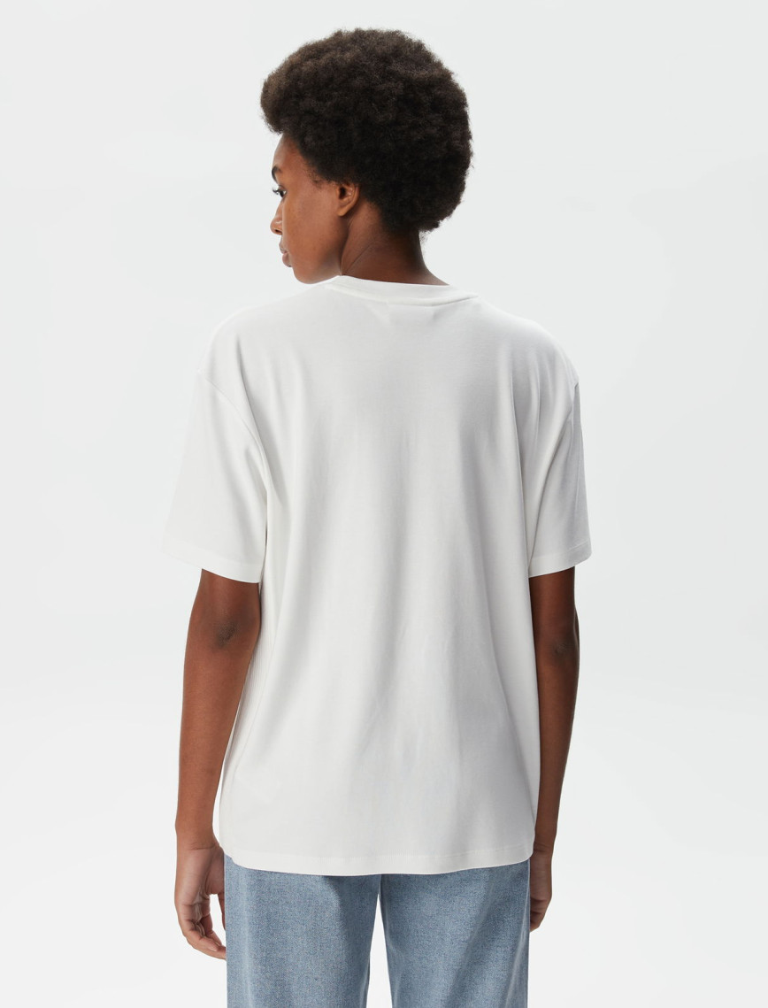 Lacoste Kadın Relaxed Fit Bisiklet Yaka Beyaz T-Shirt Lacoste Kadın Relaxed Fit Bisiklet Yaka Beyaz T-Shirt