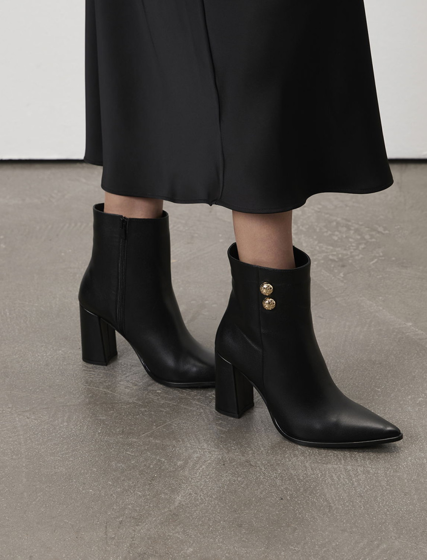 Kadın Siyah Metal Aksesuarlı Deri Topuklu Bot Kadın Siyah Metal Aksesuarlı Deri Topuklu Bot