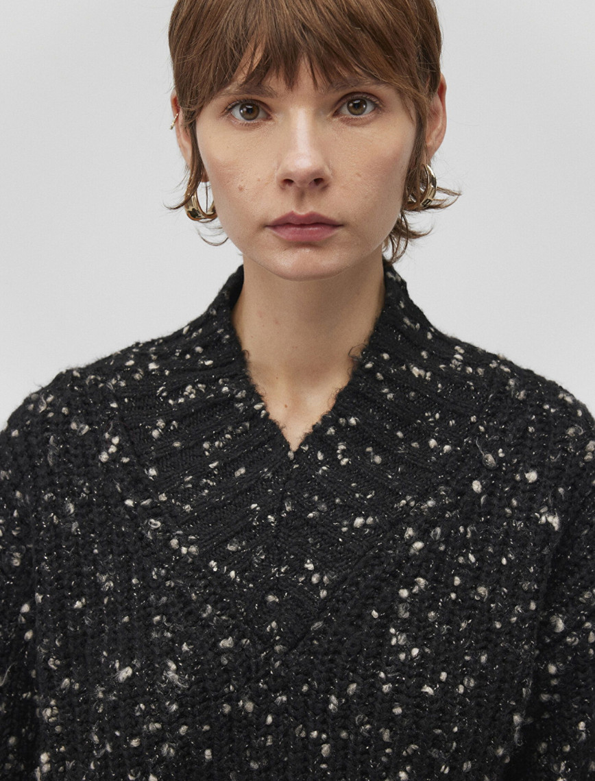 Mavi V Yaka Siyah Kazak Loose Fit / Bol Rahat Kesim 1710577-900 Mavi V Yaka Siyah Kazak Loose Fit / Bol Rahat Kesim 1710577-900