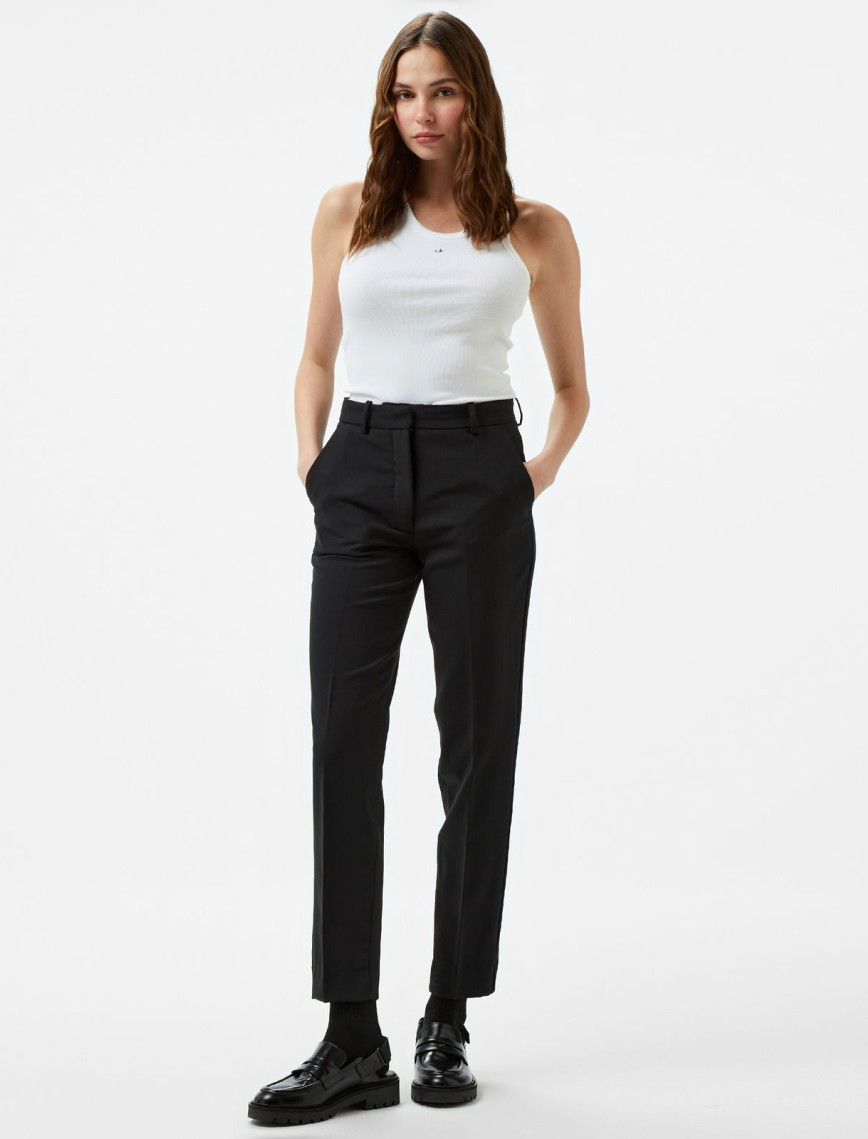 Calvin Klein Graphic Slim Kadın Beyaz Kolsuz T-Shirt Calvin Klein Graphic Slim Kadın Beyaz Kolsuz T-Shirt