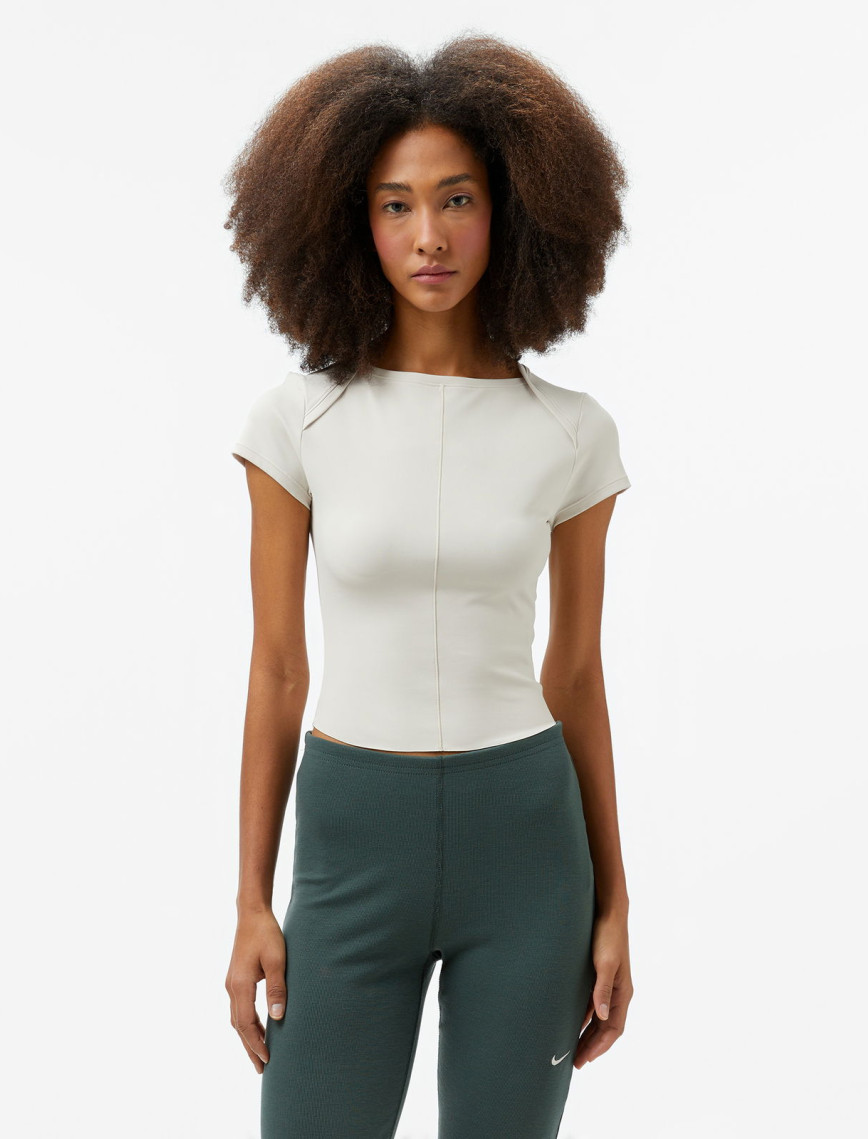 Nike Dri-Fit Zenvy Kadın Krem T-Shirt Nike Dri-Fit Zenvy Kadın Krem T-Shirt