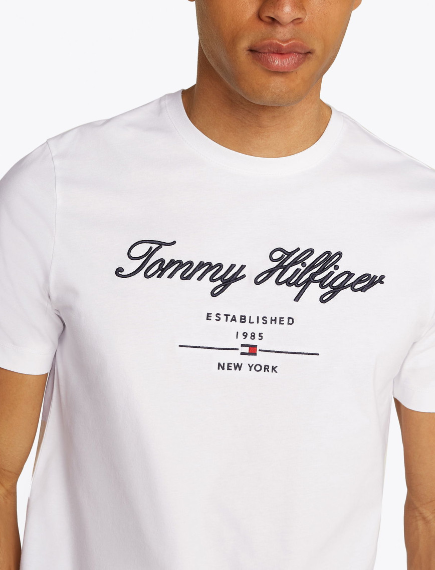 Tommy Hilfiger Script Logo Erkek Beyaz T-Shirt Tommy Hilfiger Script Logo Erkek Beyaz T-Shirt