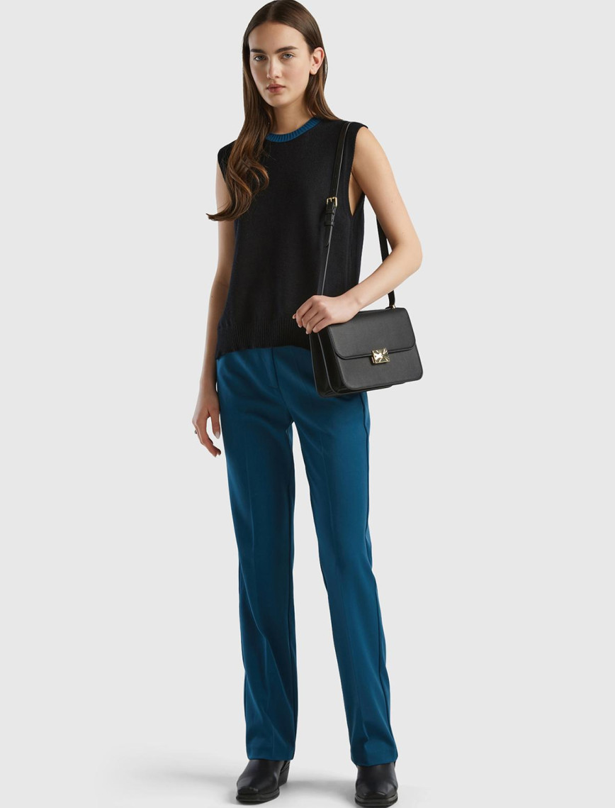 Kadın Siyah Viskoz Karışımlı Yanları Yırtmaçlı Kolsuz Kazak