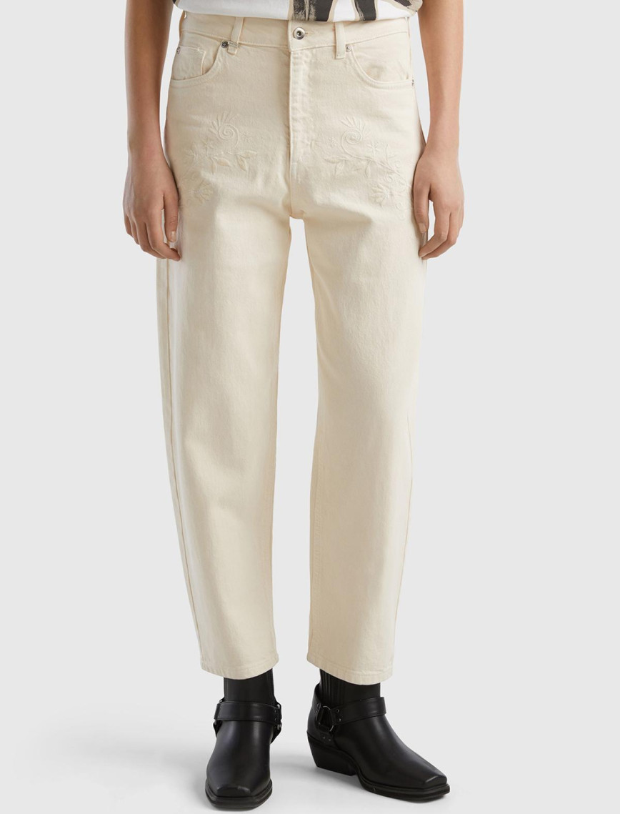 Kadın Krem Esnek Koton Carrot Fit Çiçek İşlemeli Denim Pantolon Kadın Krem Esnek Koton Carrot Fit Çiçek İşlemeli Denim Pantolon