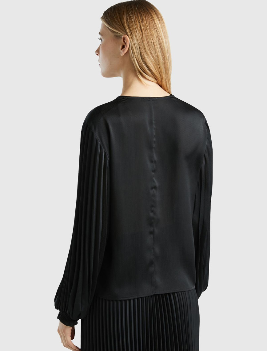 Kadın Siyah Kolları Detaylı V Yaka Bluz