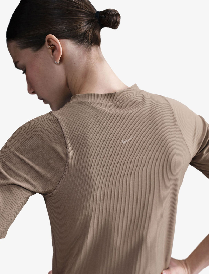 Nike Dri-Fit Zenvy Kadın Kahverengi T-Shirt Nike Dri-Fit Zenvy Kadın Kahverengi T-Shirt