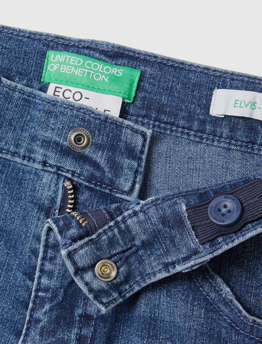 Erkek Çocuk Mavi Arkası Logo İşlemeli 5 Cepli Kemer Delikli Denim Pantolon Erkek Çocuk Mavi Arkası Logo İşlemeli 5 Cepli Kemer Delikli Denim Pantolon