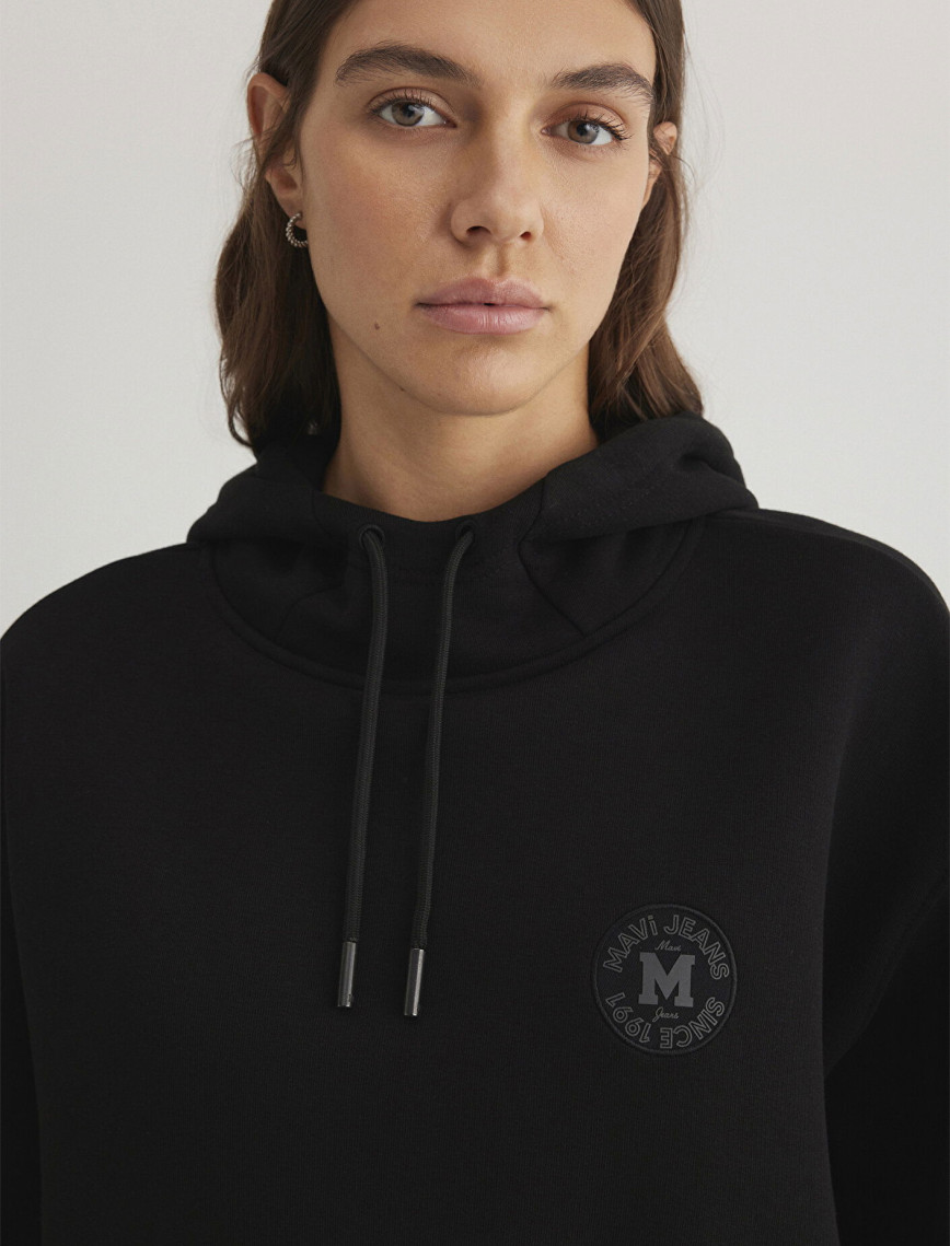 Mavi Mavi Patch Logo Kapüşonlu Siyah Crop Sweatshirt 1S10305-900 Mavi Mavi Patch Logo Kapüşonlu Siyah Crop Sweatshirt 1S10305-900