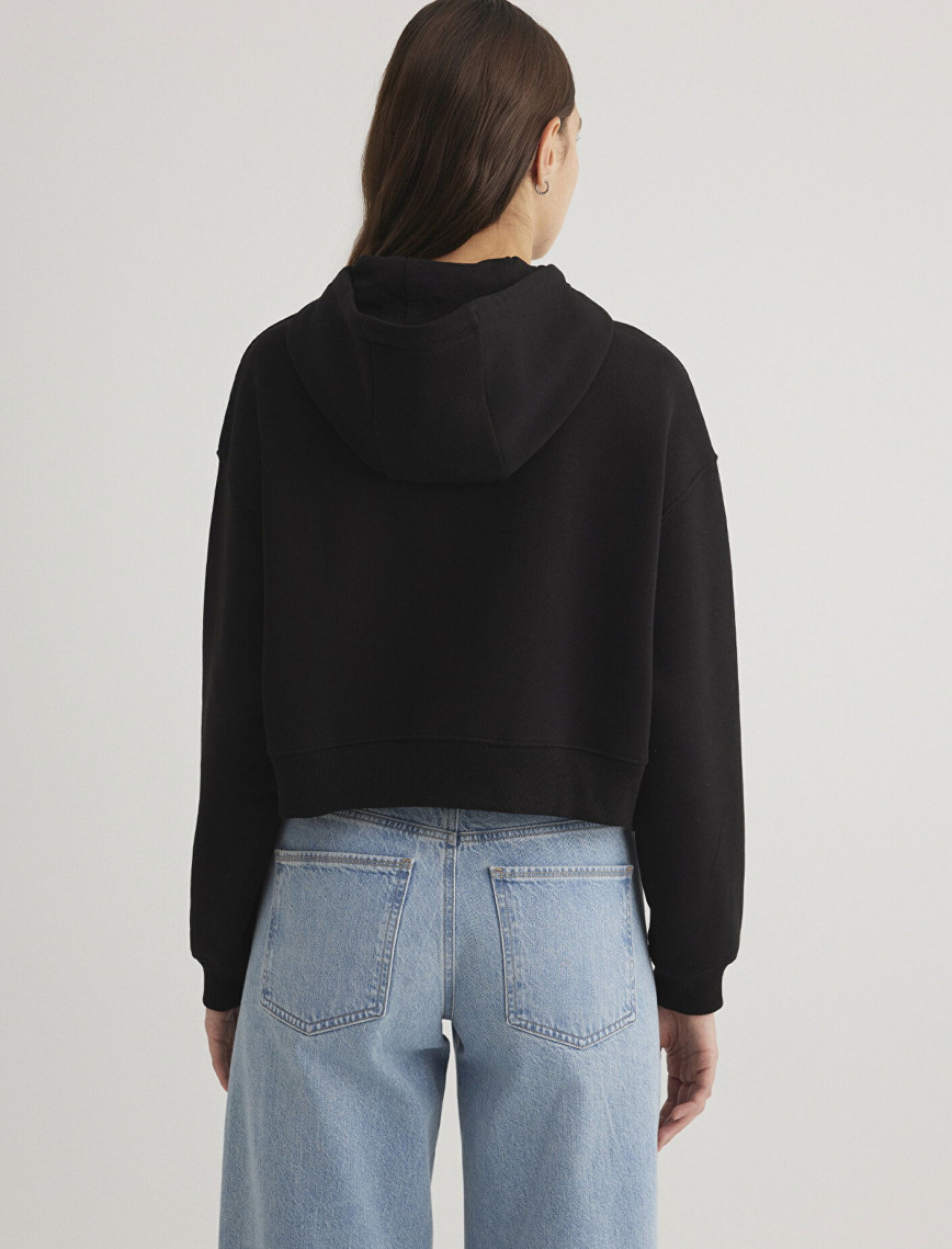 Mavi Mavi Patch Logo Kapüşonlu Siyah Crop Sweatshirt 1S10305-900 Mavi Mavi Patch Logo Kapüşonlu Siyah Crop Sweatshirt 1S10305-900