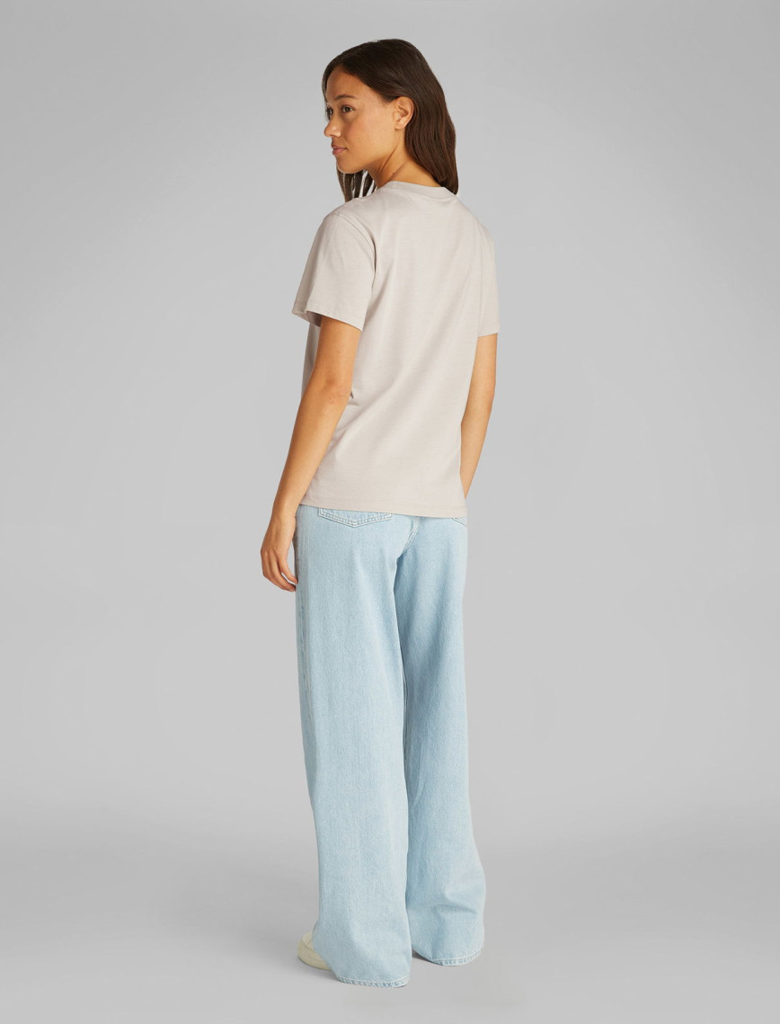 Calvin Klein Hero Logo Regular Kadın Gri T-Shirt Calvin Klein Hero Logo Regular Kadın Gri T-Shirt