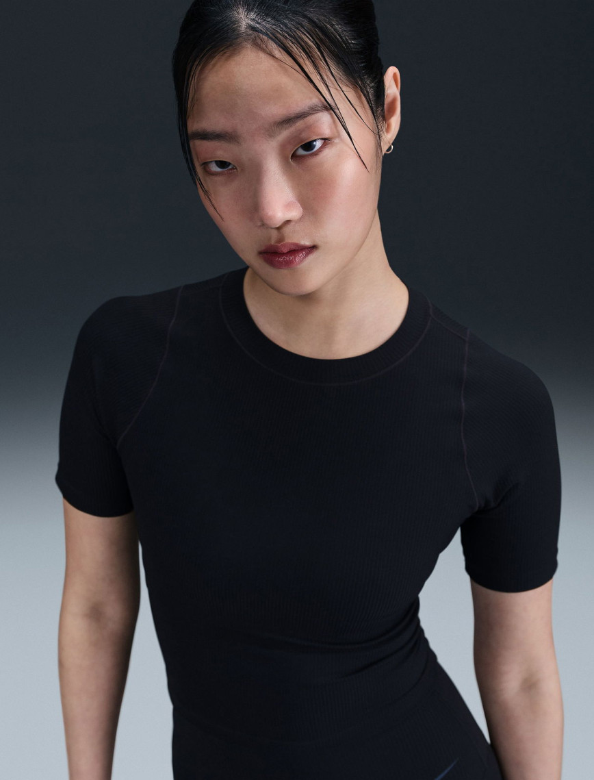 Nike Dri-Fit Zenvy Kadın Siyah T-Shirt Nike Dri-Fit Zenvy Kadın Siyah T-Shirt