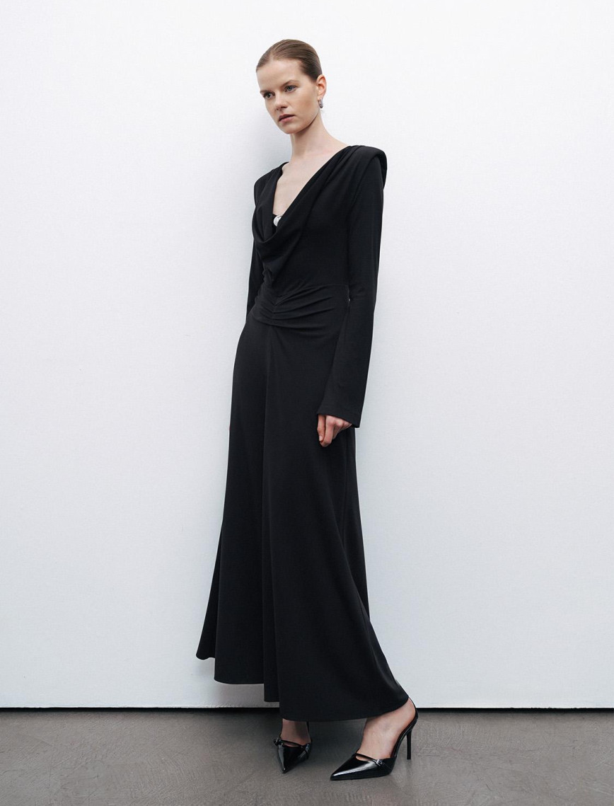 Vatkalı Aksesuar Detaylı Maxi Elbise