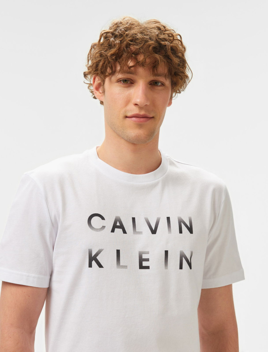 Calvin Klein Enlarged Logo Erkek Beyaz T-Shirt Calvin Klein Enlarged Logo Erkek Beyaz T-Shirt