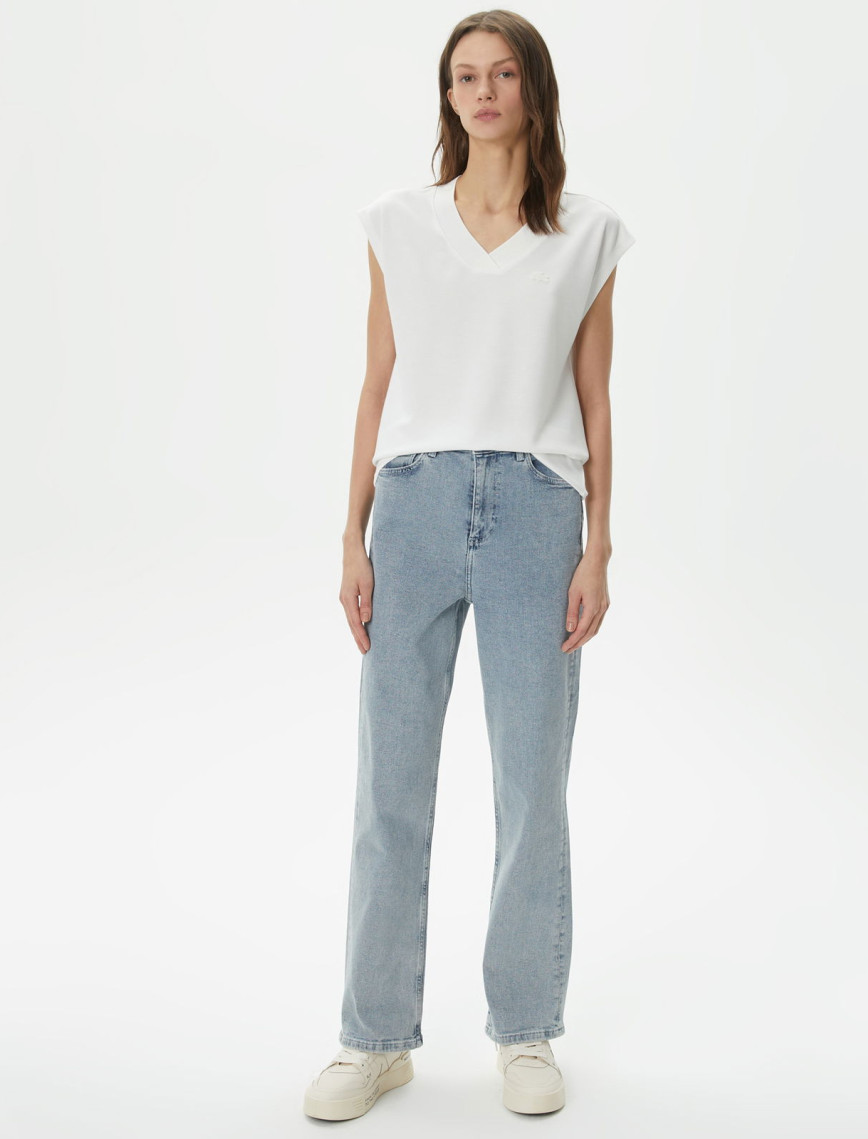 Lacoste Kadın Slim Fit V Yaka Beyaz T-Shirt Lacoste Kadın Slim Fit V Yaka Beyaz T-Shirt