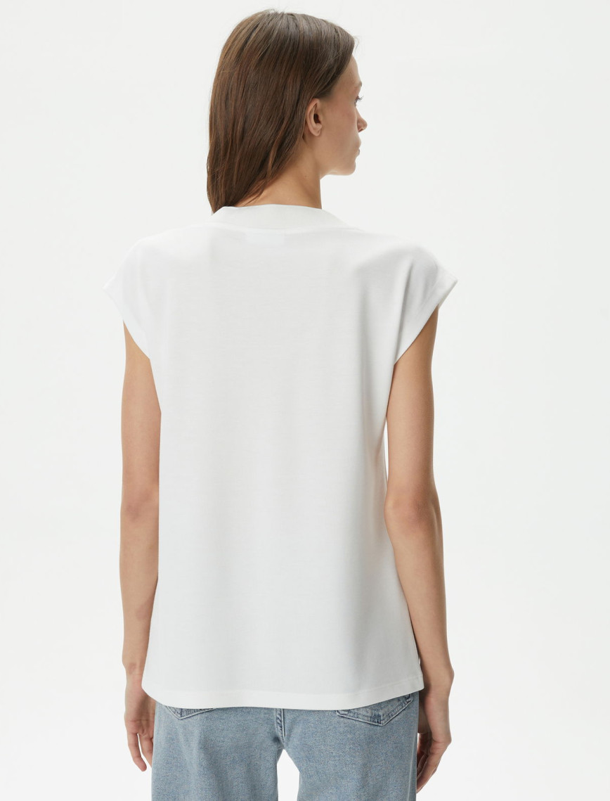 Lacoste Kadın Slim Fit V Yaka Beyaz T-Shirt Lacoste Kadın Slim Fit V Yaka Beyaz T-Shirt