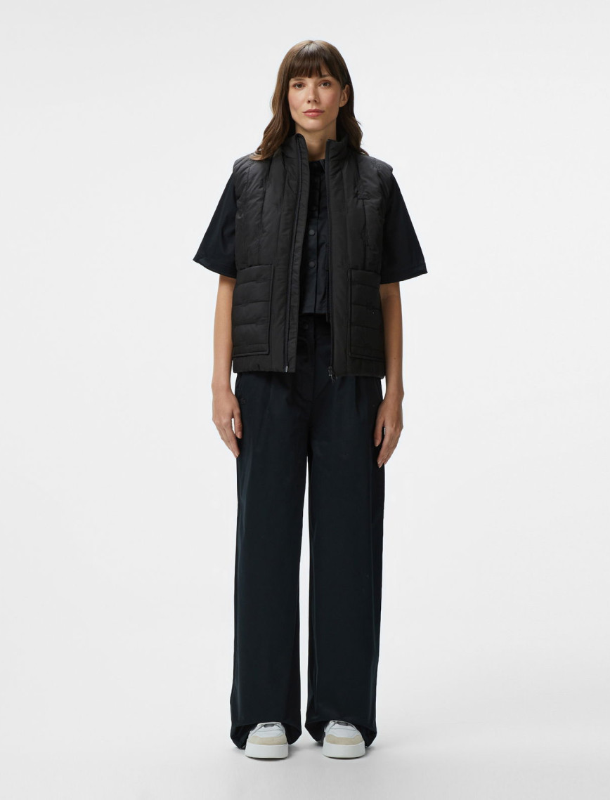 Lacoste Kadın Regular Fit Dik Yaka Kapitone Siyah Yelek Lacoste Kadın Regular Fit Dik Yaka Kapitone Siyah Yelek