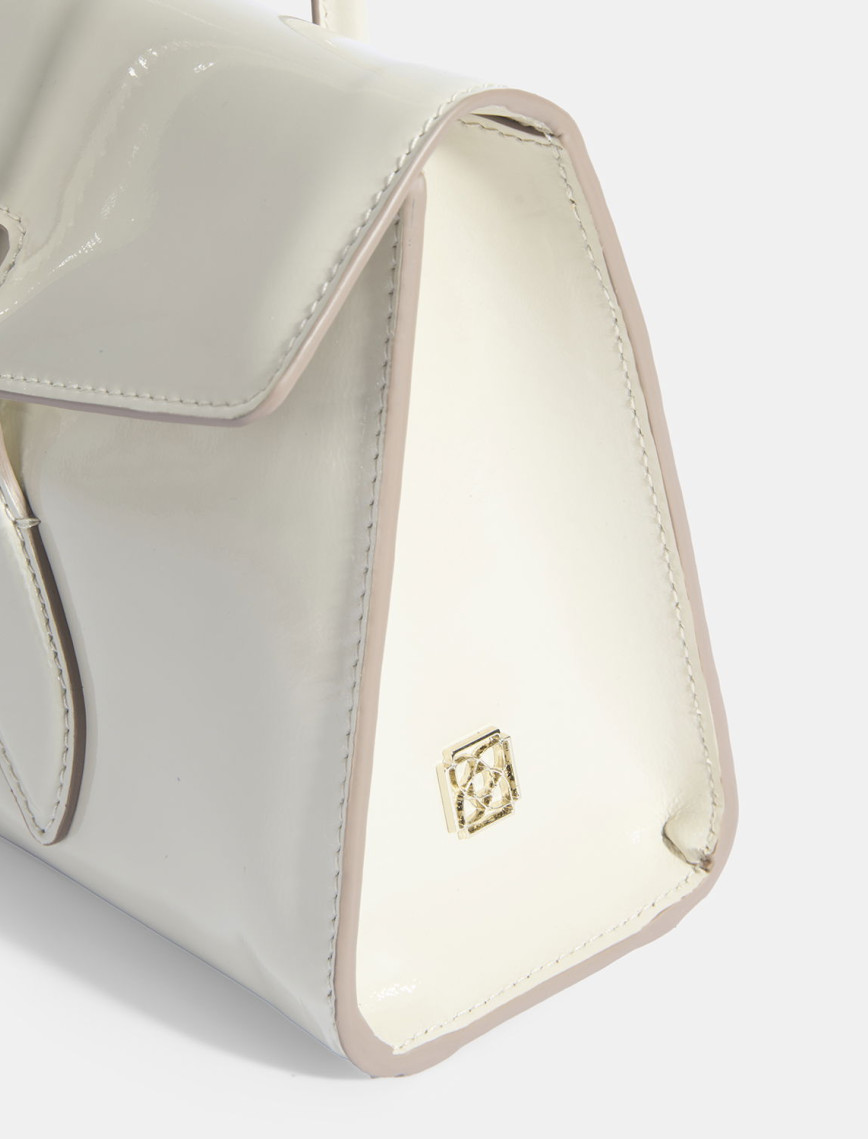 Bej Kadın Yaprak Detaylı Deri Omuz Çantası Bej Kadın Yaprak Detaylı Deri Omuz Çantası