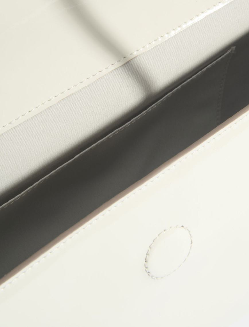 Bej Kadın Yaprak Detaylı Deri Omuz Çantası Bej Kadın Yaprak Detaylı Deri Omuz Çantası