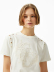 Guess Cn Eyelet Tone On Mid Organiceam 180 Kadın Beyaz T-Shirt Guess Cn Eyelet Tone On Mid Organiceam 180 Kadın Beyaz T-Shirt