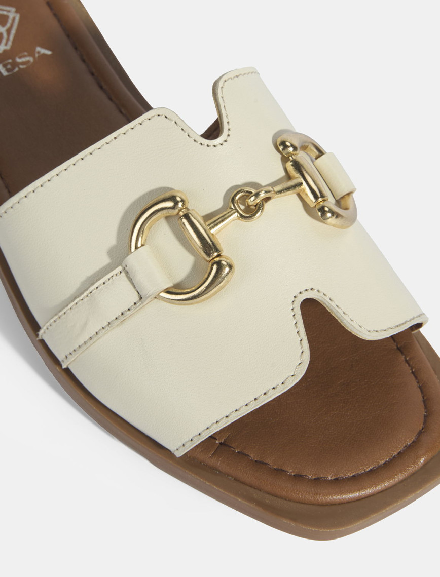 Kadın Bej Metal Toka Aksesuarlı Deri Terlik Kadın Bej Metal Toka Aksesuarlı Deri Terlik