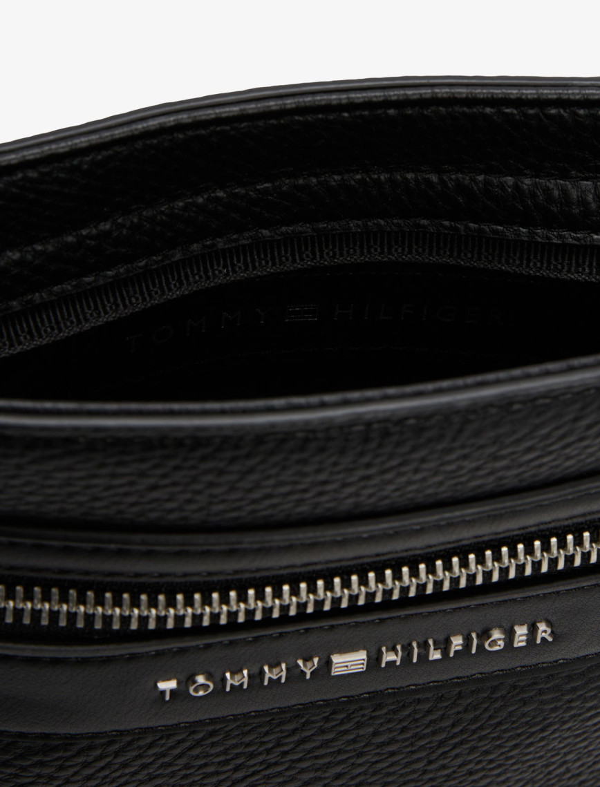 Tommy Hilfiger Central Mini Crossover Erkek Siyah El Çantası Tommy Hilfiger Central Mini Crossover Erkek Siyah El Çantası