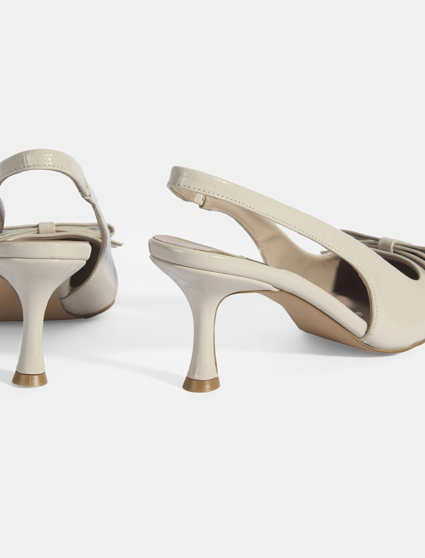 Kadın Krem Fiyonk Detaylı Rugan Topuklu Klasik Ayakkabı Kadın Krem Fiyonk Detaylı Rugan Topuklu Klasik Ayakkabı