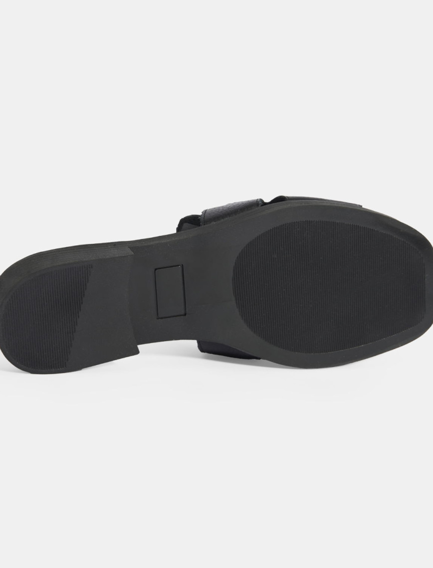 Kadın Siyah Metal Toka Aksesuarlı Deri Terlik Kadın Siyah Metal Toka Aksesuarlı Deri Terlik