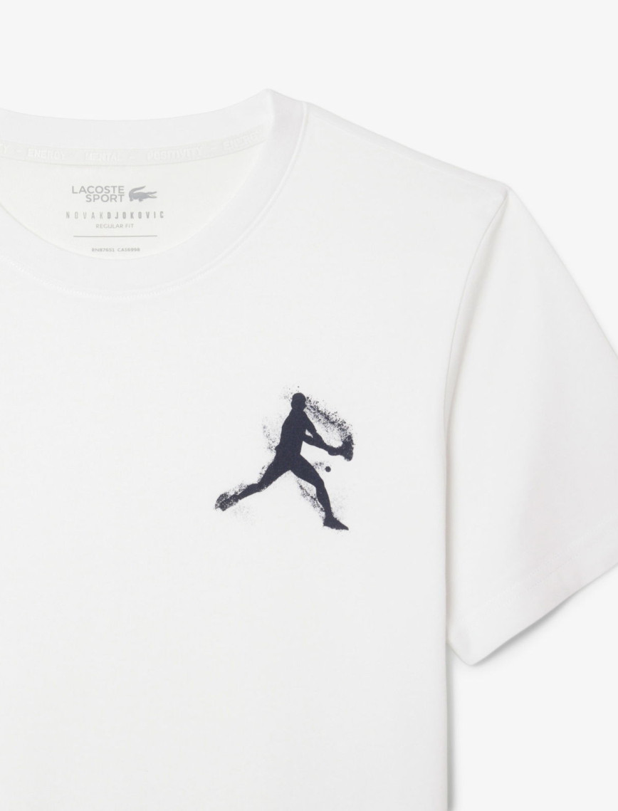 Lacoste Tennis x Novak Djokovic Erkek Bisiklet Yaka Baskılı Beyaz T-Shirt & Şapka Seti Lacoste Tennis x Novak Djokovic Erkek Bisiklet Yaka Baskılı Beyaz T-Shirt & Şapka Seti