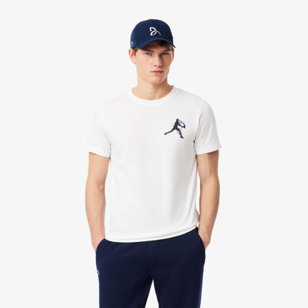 Lacoste Tennis x Novak Djokovic Erkek Bisiklet Yaka Baskılı Beyaz T-Shirt & Şapka Seti Lacoste Tennis x Novak Djokovic Erkek Bisiklet Yaka Baskılı Beyaz T-Shirt & Şapka Seti