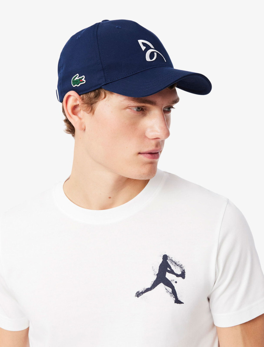 Lacoste Tennis x Novak Djokovic Erkek Bisiklet Yaka Baskılı Beyaz T-Shirt & Şapka Seti Lacoste Tennis x Novak Djokovic Erkek Bisiklet Yaka Baskılı Beyaz T-Shirt & Şapka Seti