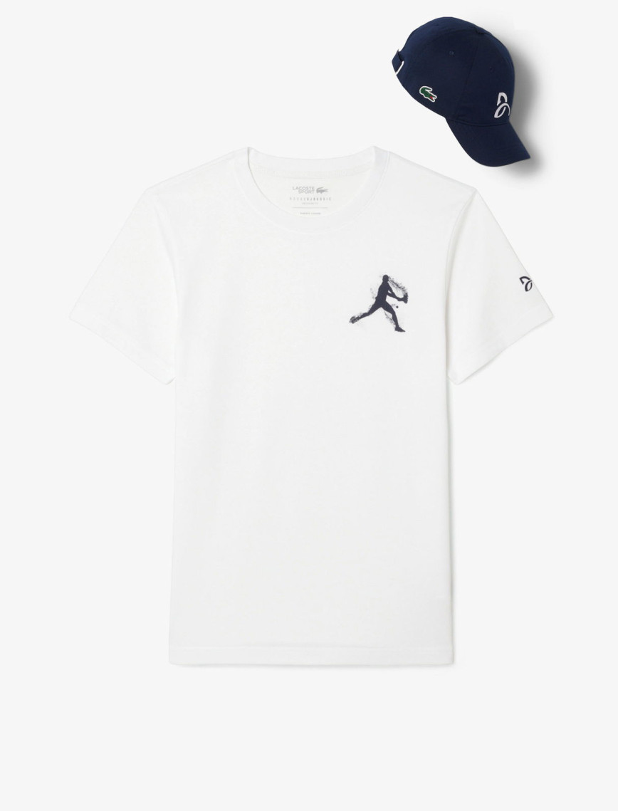 Lacoste Tennis x Novak Djokovic Erkek Bisiklet Yaka Baskılı Beyaz T-Shirt & Şapka Seti Lacoste Tennis x Novak Djokovic Erkek Bisiklet Yaka Baskılı Beyaz T-Shirt & Şapka Seti