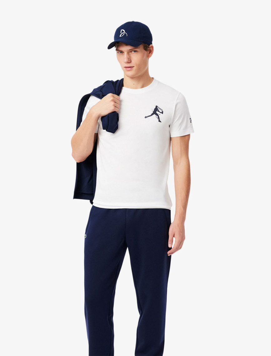 Lacoste Tennis x Novak Djokovic Erkek Bisiklet Yaka Baskılı Beyaz T-Shirt & Şapka Seti Lacoste Tennis x Novak Djokovic Erkek Bisiklet Yaka Baskılı Beyaz T-Shirt & Şapka Seti