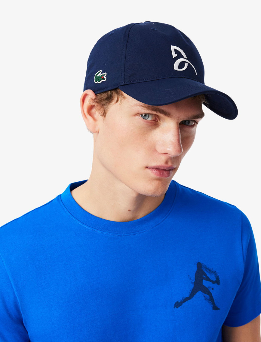 Lacoste Tennis x Novak Djokovic Erkek Bisiklet Yaka Baskılı Lacivert T-Shirt & Şapka Seti Lacoste Tennis x Novak Djokovic Erkek Bisiklet Yaka Baskılı Lacivert T-Shirt & Şapka Seti