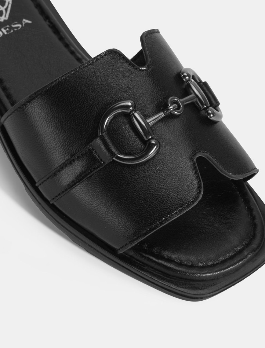 Kadın Siyah Metal Toka Aksesuarlı Deri Terlik Kadın Siyah Metal Toka Aksesuarlı Deri Terlik