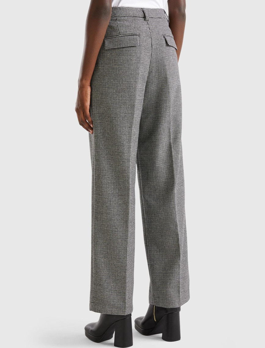 Kadın Siyah-Beyaz Kazayağı Desenli Geniş Paça Pantolon Kadın Siyah-Beyaz Kazayağı Desenli Geniş Paça Pantolon