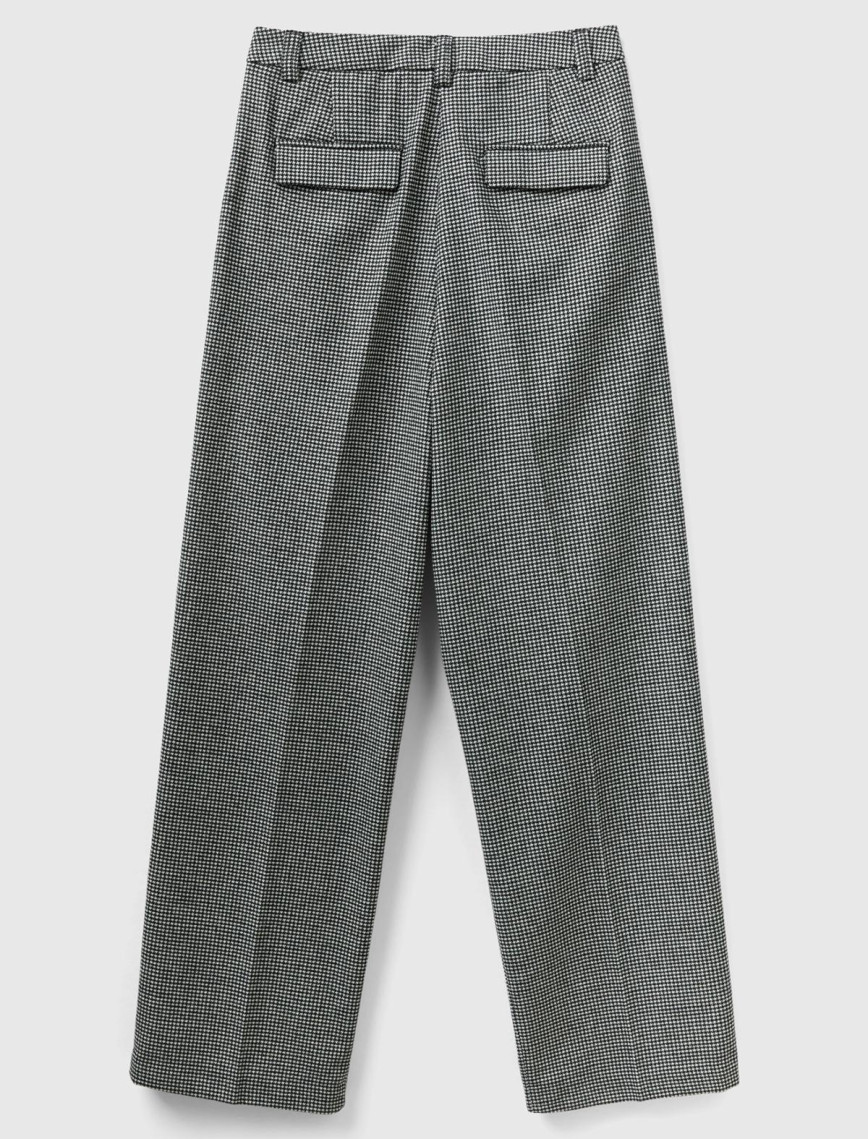 Kadın Siyah-Beyaz Kazayağı Desenli Geniş Paça Pantolon Kadın Siyah-Beyaz Kazayağı Desenli Geniş Paça Pantolon