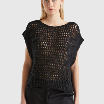 Kadın Siyah Viskoz Karışımlı Delik Detaylı Kolsuz Kayık Yaka Kazak